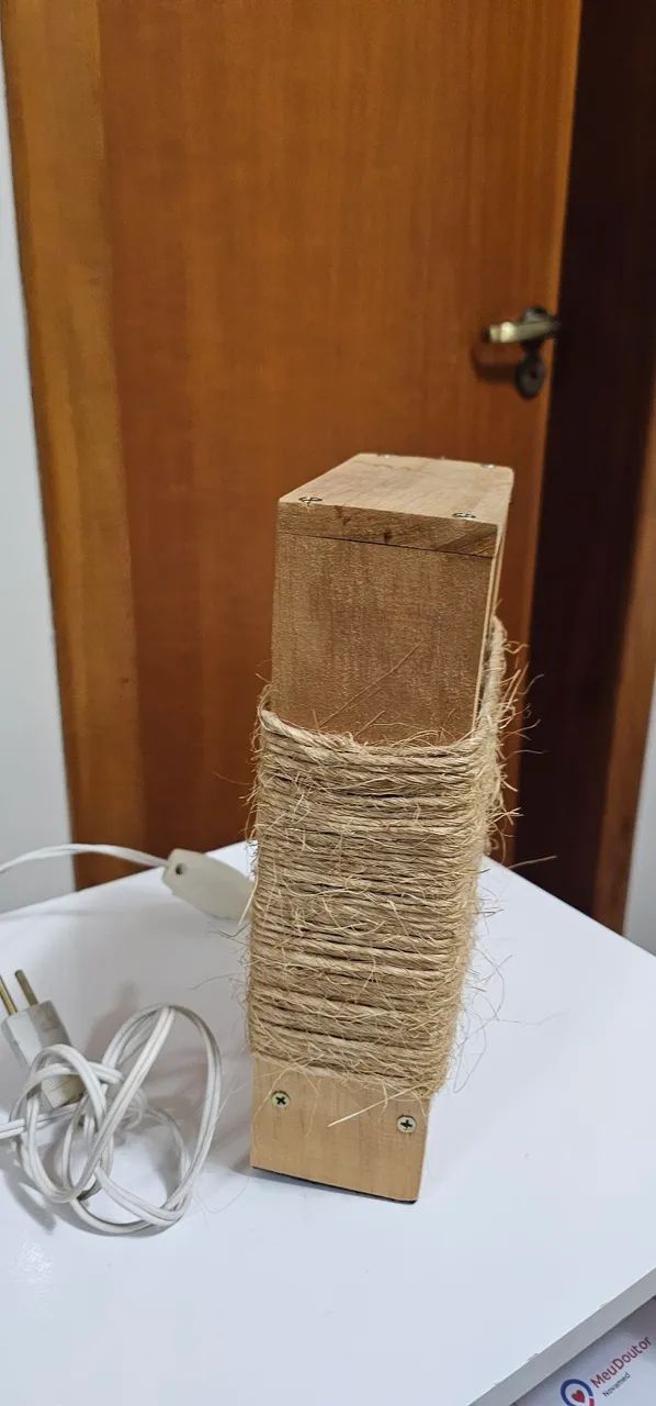 Luminária Abajur Rústico Artesanal (Madeira e Sisal)