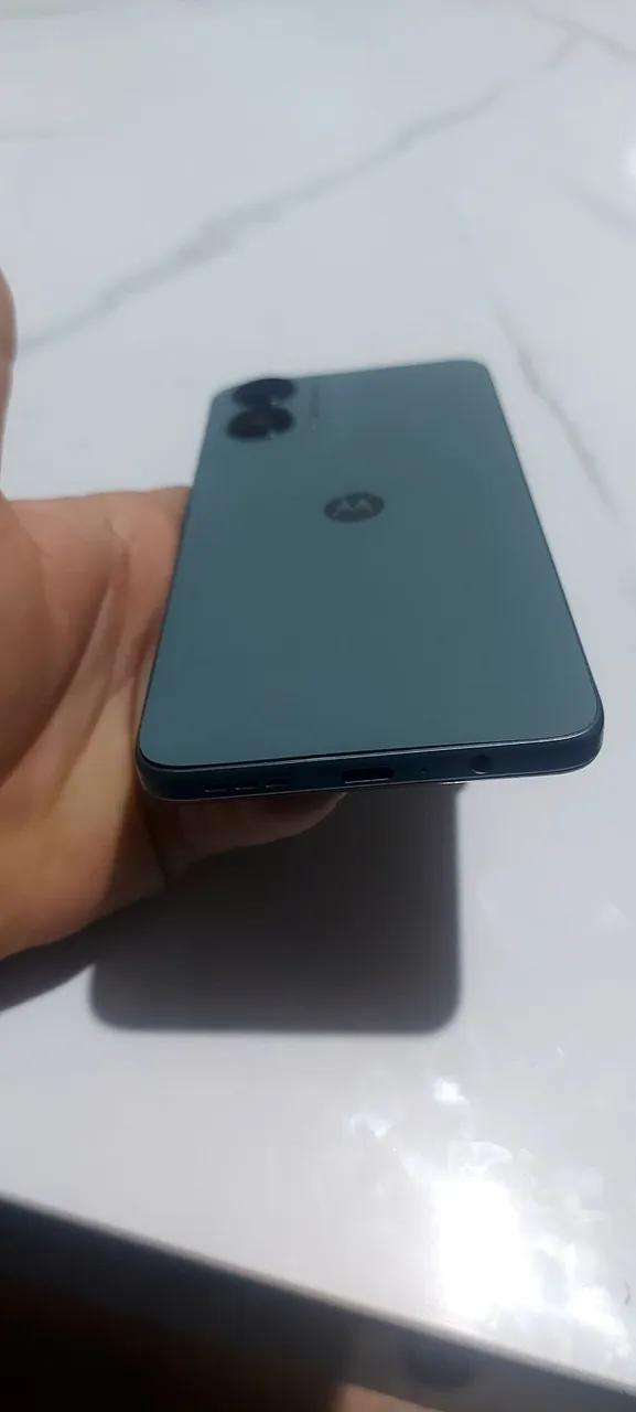 Vendo um lindo moto g 35 com 256 de gb com poblemas no chip mais funciona tudo bem.