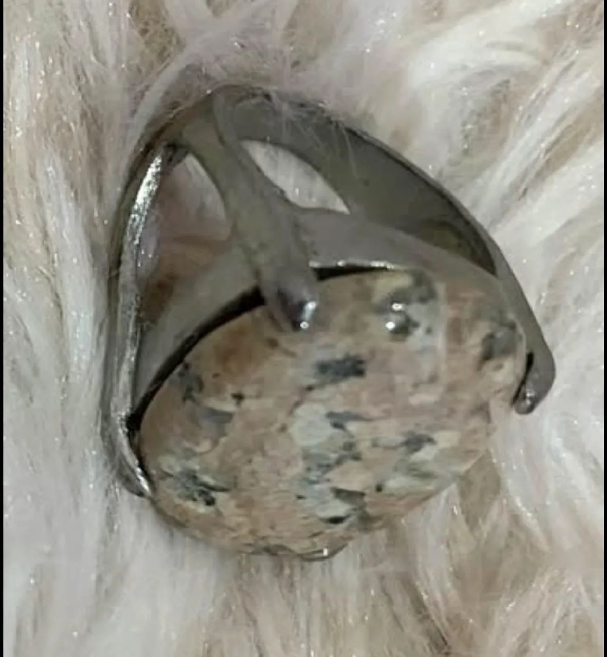 Vende-se Anel aro 18 com pedra natural Jaspe Marrom malhado. R$ 20,00