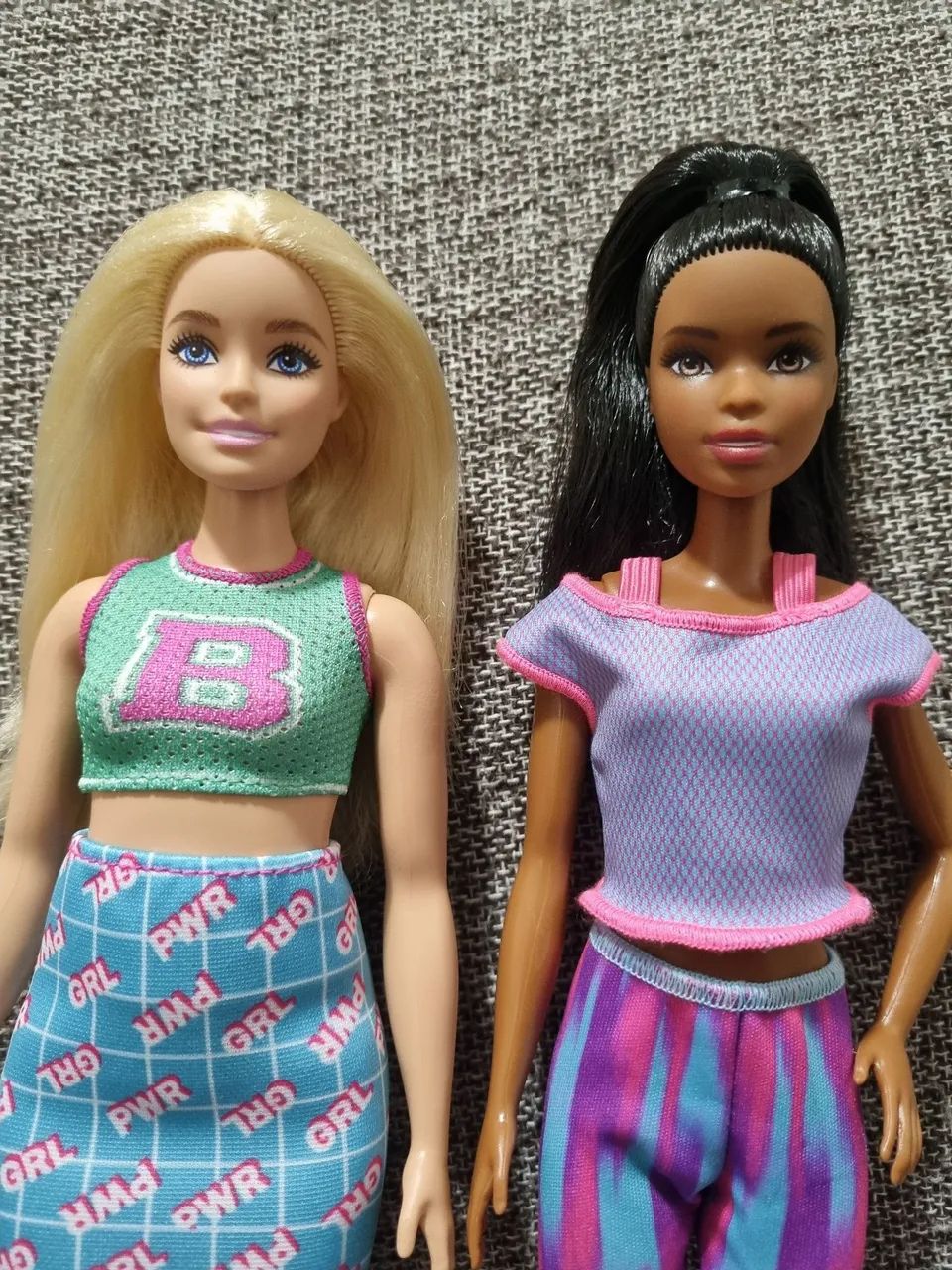 Lote Barbie Fashionista Corpo Curvy e Barbie yoga com roupas e acessórios