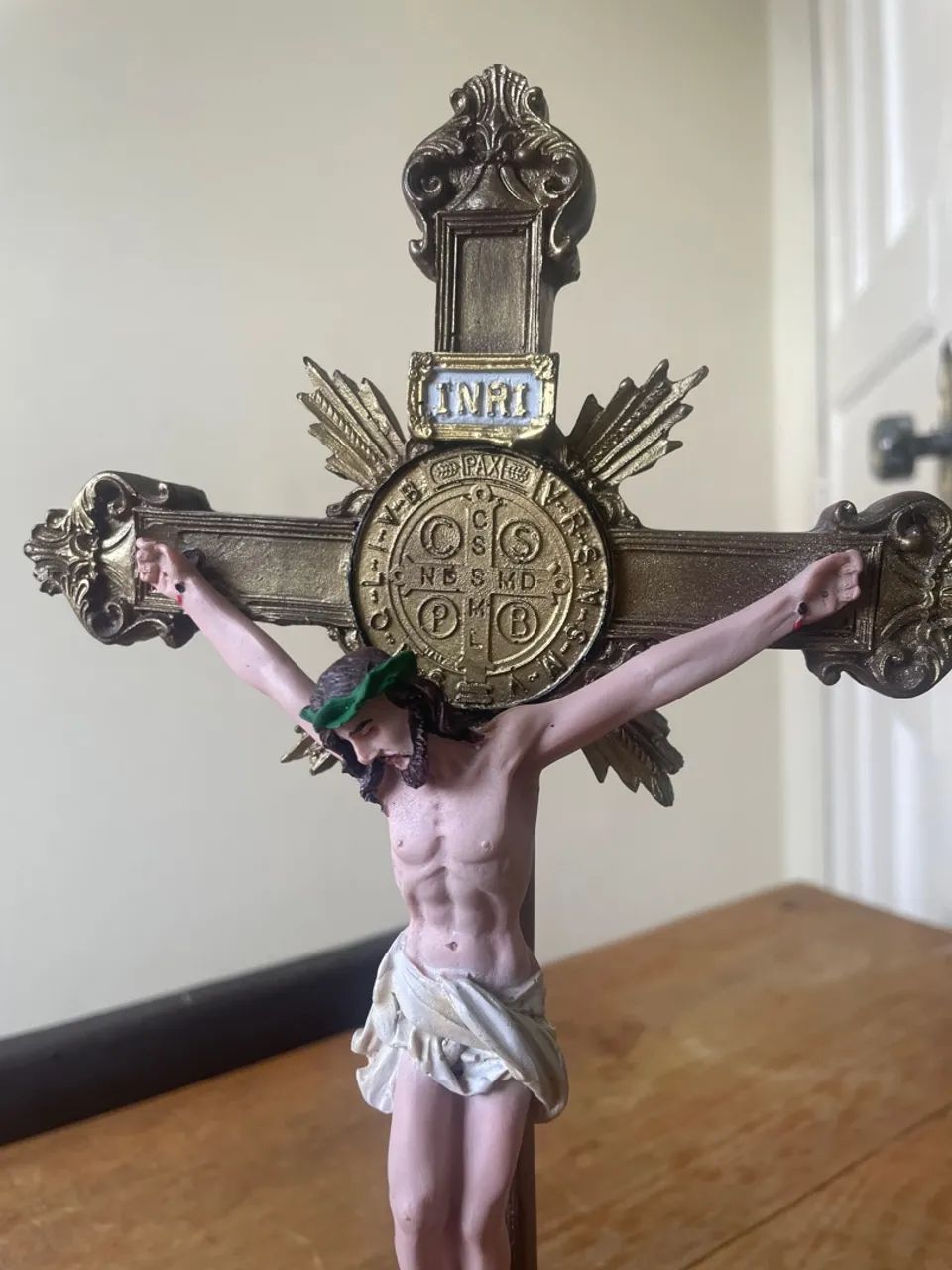 Crucifixo em Resina 30cm com Medalha de São Bento  - Foto 2