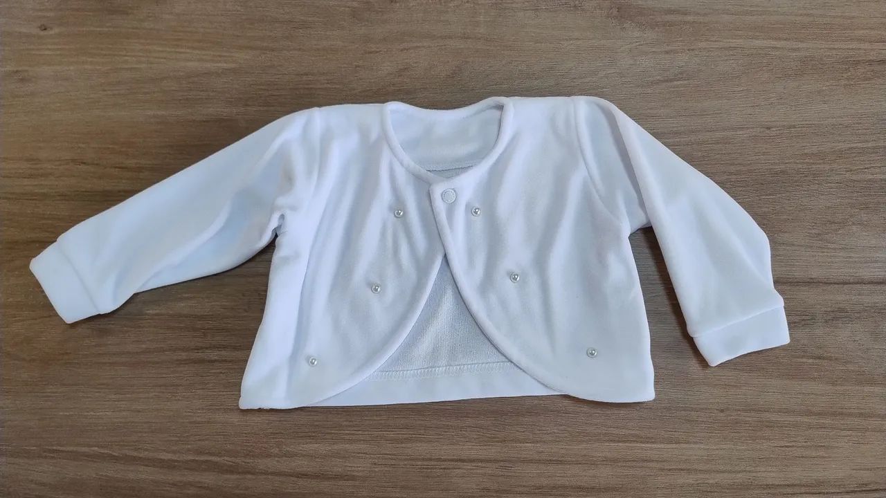 Casaquinho para batizado macio e com pérolas