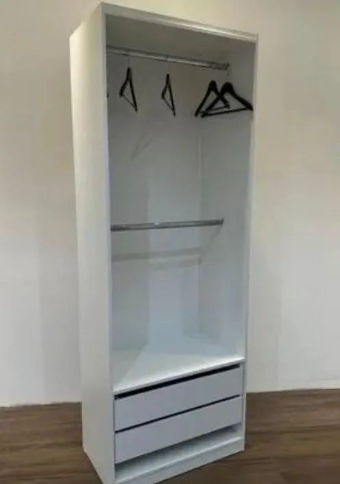 Closet Branco com Gavetas - Organização e Estilo
