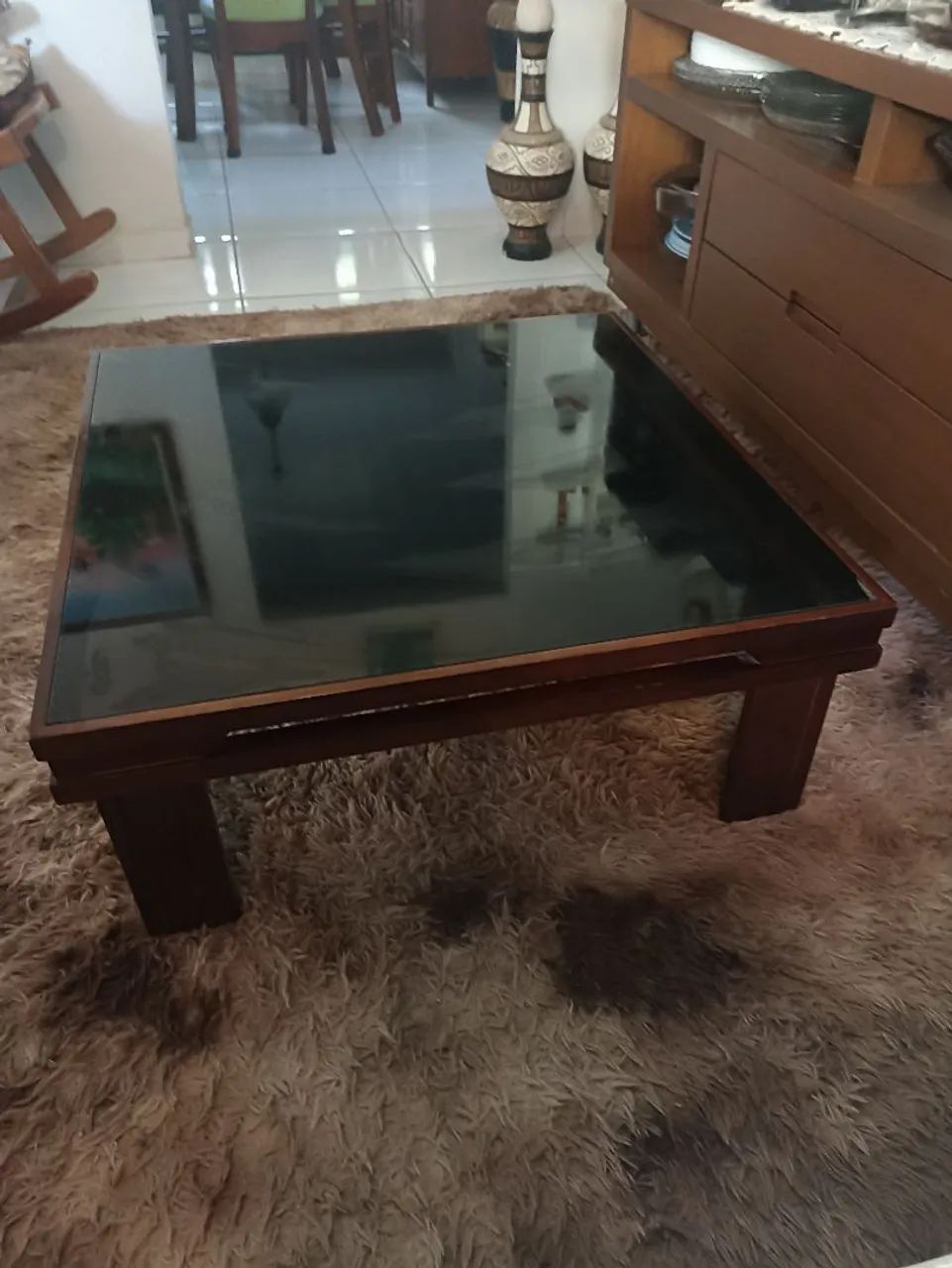 Mesa de centro em madeira com tampo de vidro