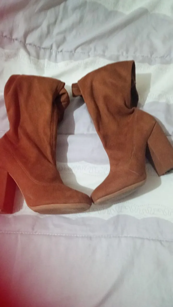 Botas de cano alto marrons calça/35/36.Tipo tecido aveludada.