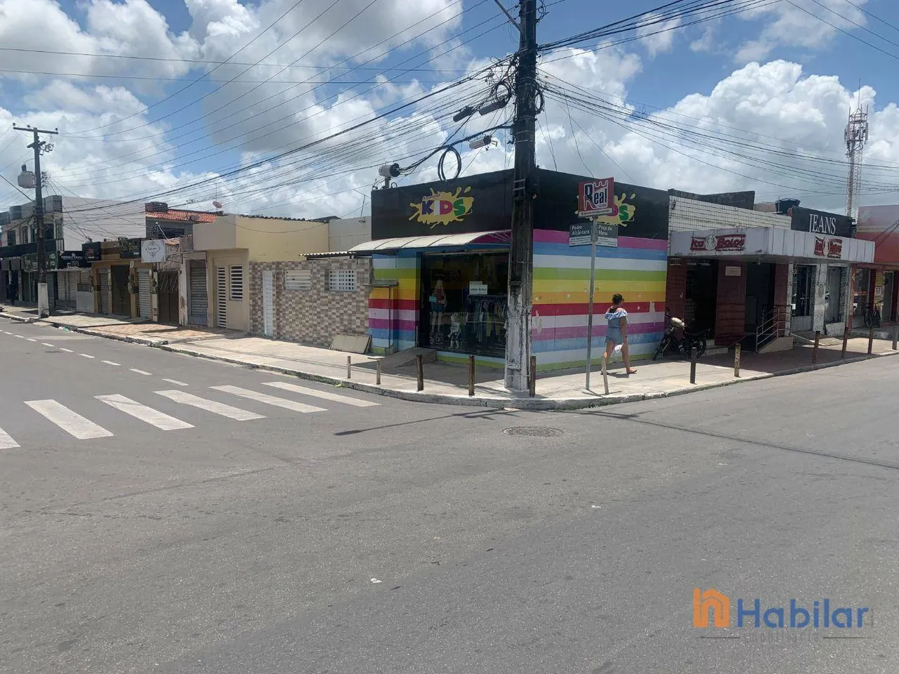 Casa de esquina e 03 pontos comerciais juntos, à venda, no Bugio.