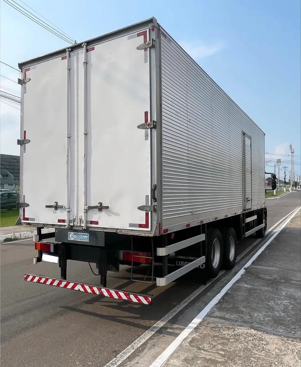 IVECO  240e28  Baú  - Foto 2