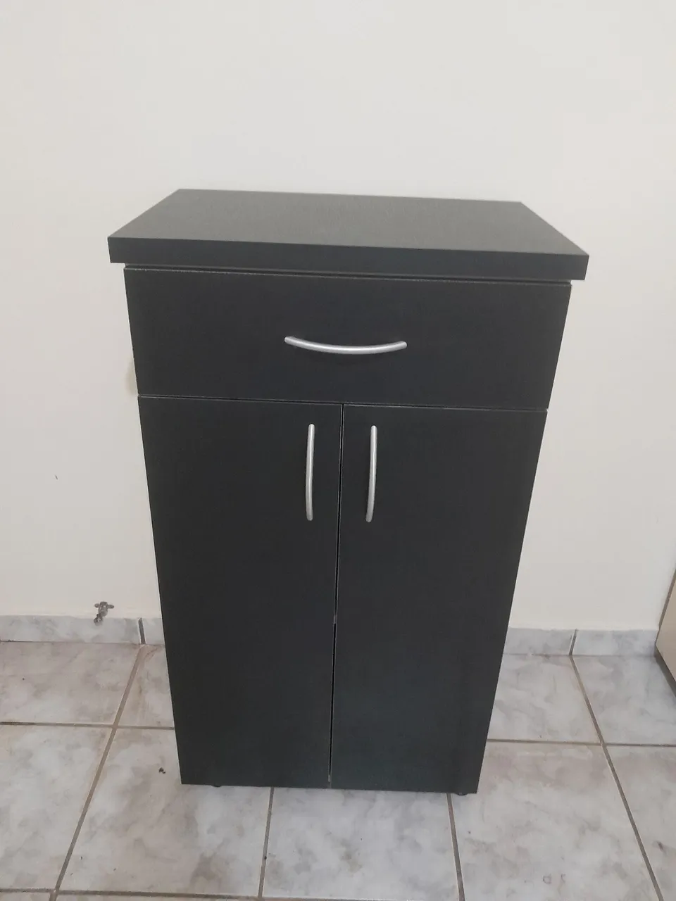 Armário preto multiuso com gaveta
