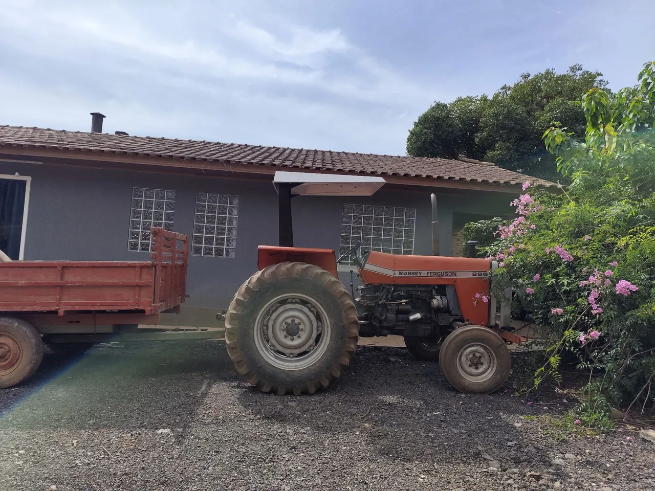 Trator Massey Ferguson 265: Robustez e Eficiência!