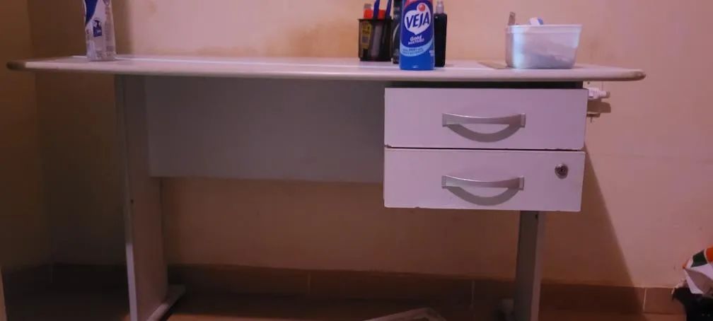 mesa escritorio/estudo . 150 pra vim buscar. 170 entrego