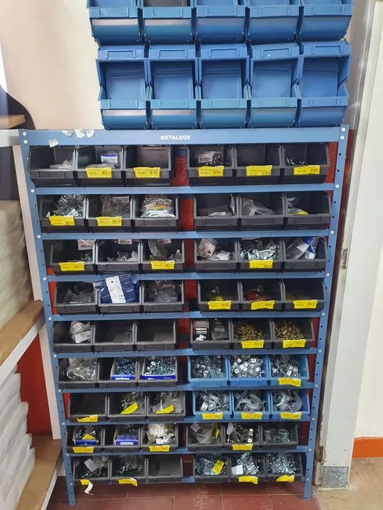 Remanescente de estoque e mobiliário de loja de ferrages, venda em lotes.