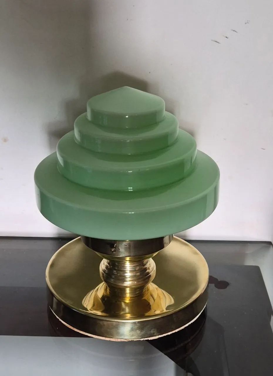 ART DECO Luminária de mesa com cúpula de opalina verde escadinha 