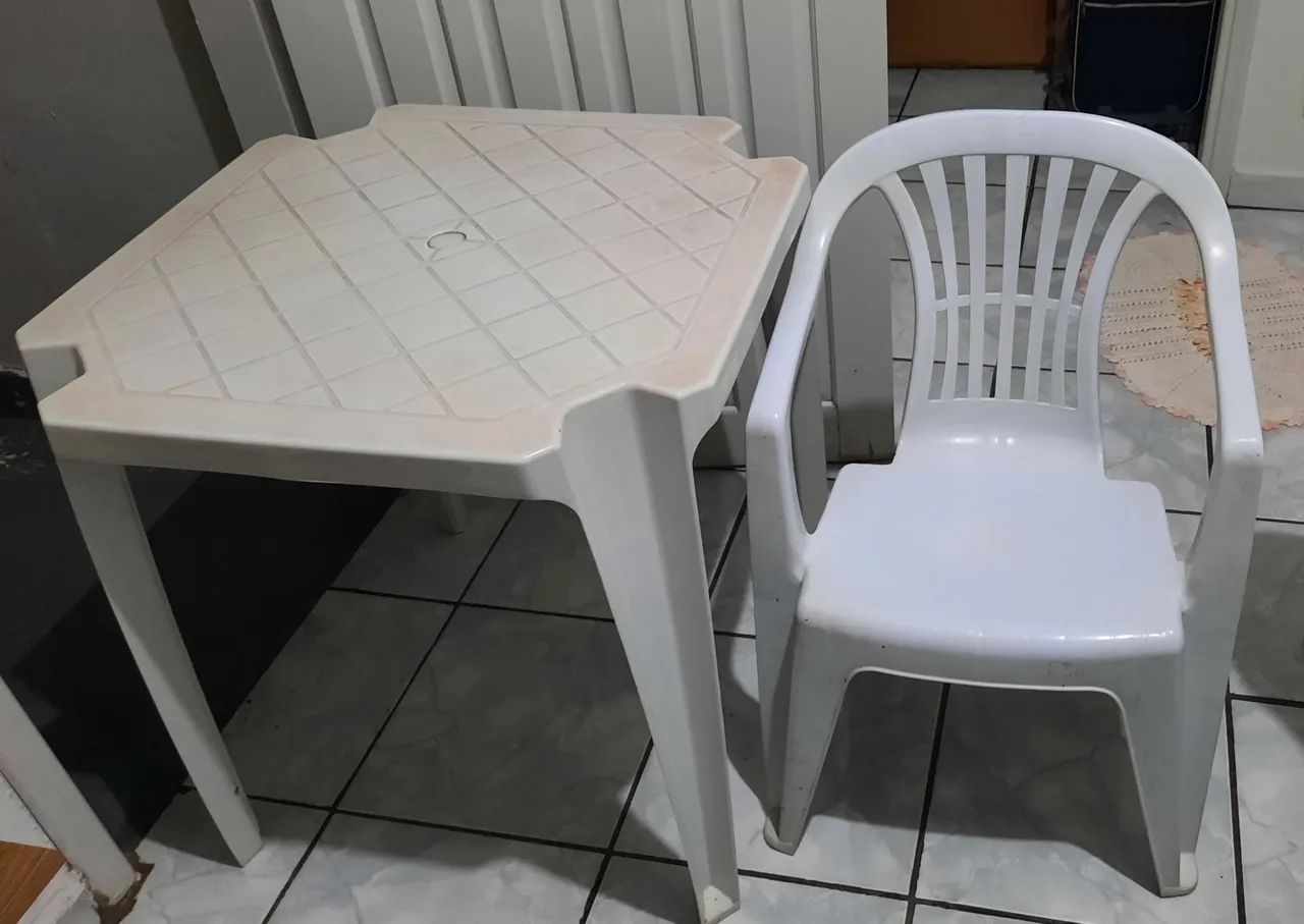 Vende se mesa com duas cadeiras 