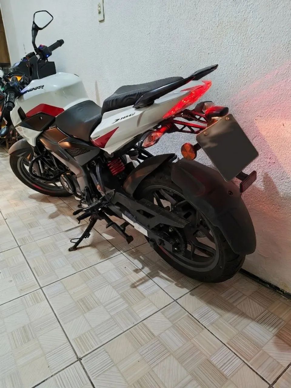 Bajaj Dominar 160 2025 - Foto 2