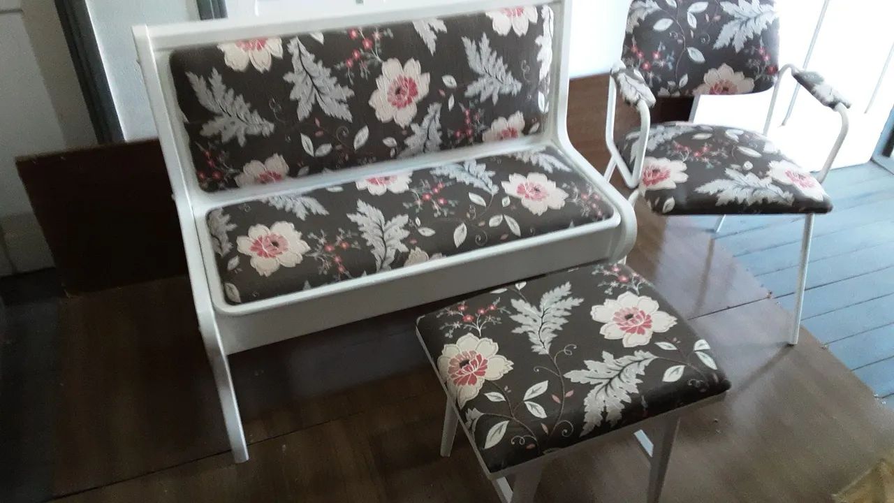 CONJUNTO DE BANCO ,CADEIRA E BANQUETA 