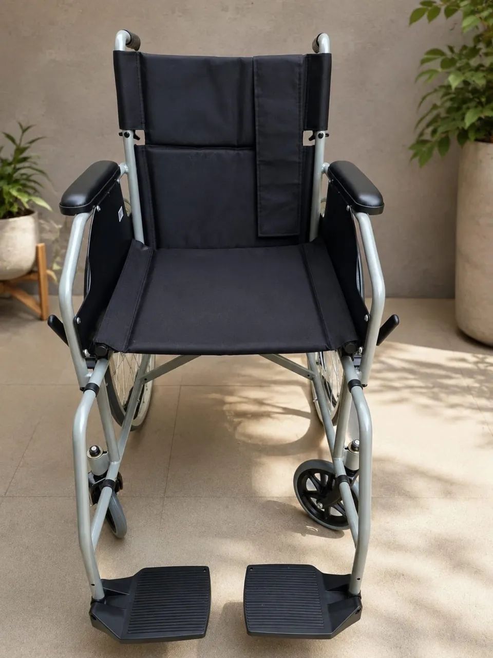 Cadeira de rodas dobrável semi nova - Foto 2