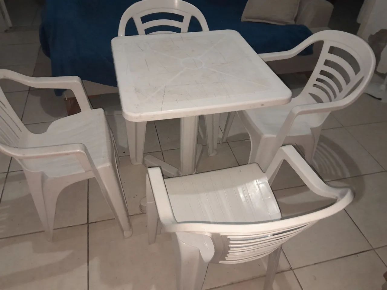 Mesa ee plásticos com cadeiras - Foto 2