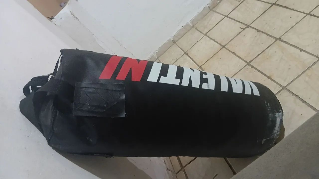 Vende-se saco de boxe resistente preto