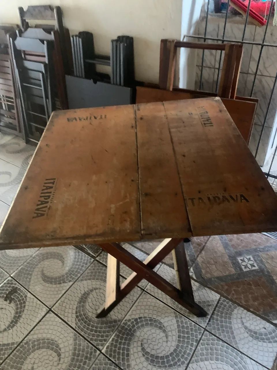 Vendo mesas de madeira 50 reais cada uma - Foto 2