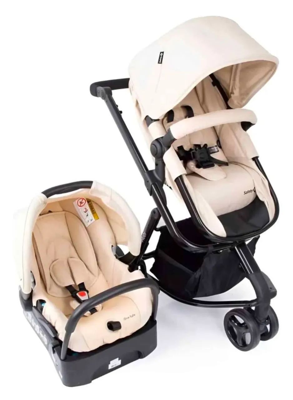 Carrinho de Bebê com Bebê conforto 