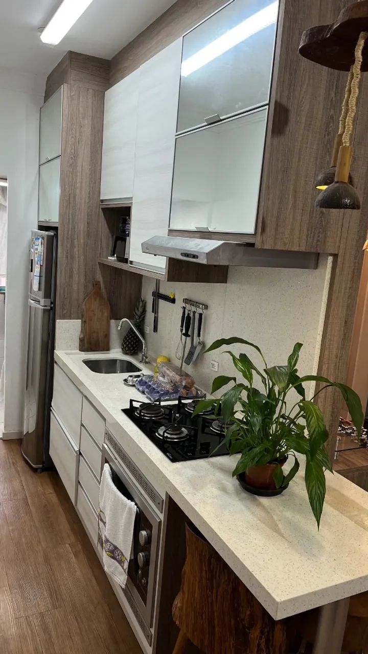 Apartamento no centro de Biguaçu com móveis planejados e mobiliado.