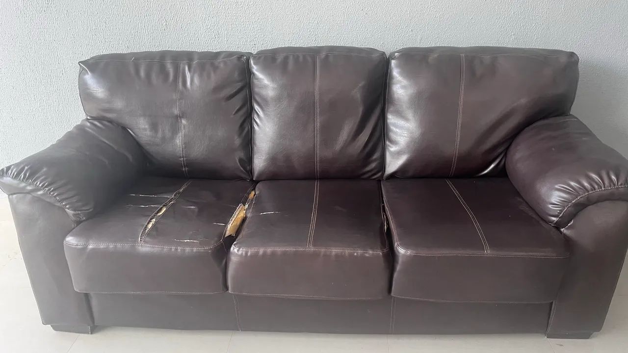Sofá Courino 3 lugares com estofado perfeito