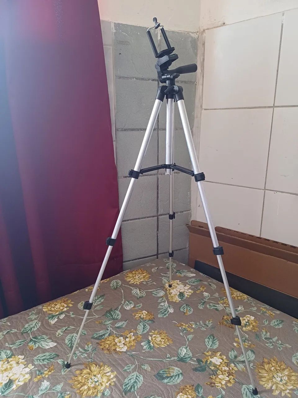 TRIPÉ PARA MÁQUINA FOTOGRÁFICA E CELULARES  - Foto 2