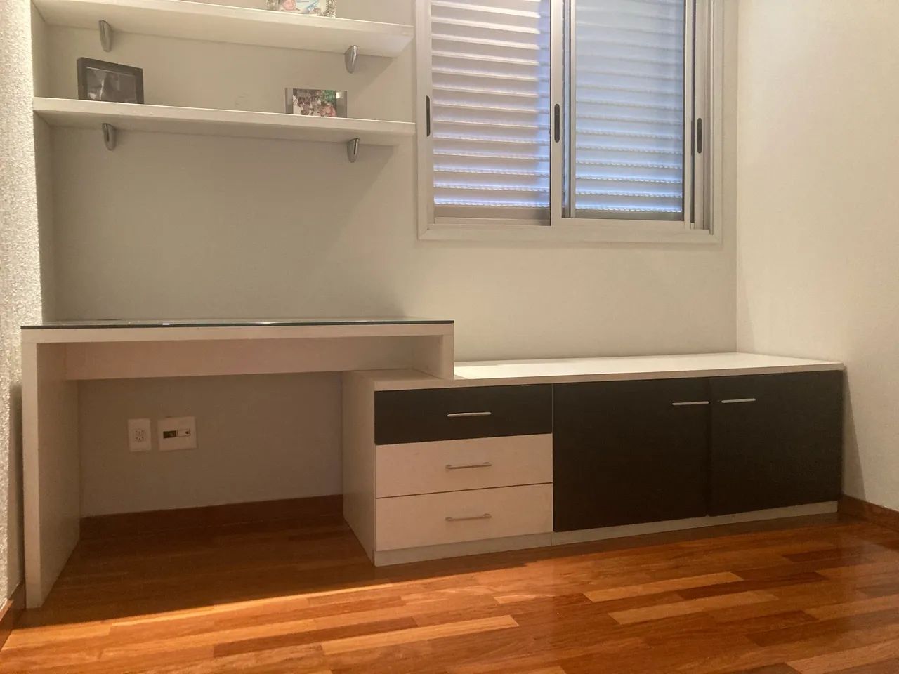 Comoda Preta e Branca modulada com tampo vidro