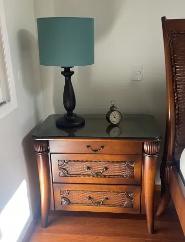 1. CAMA DE MADEIRA MACIÇA TAMANHO KING COM COLCHAO E 2 CRIADOS MUDOS - Foto 2