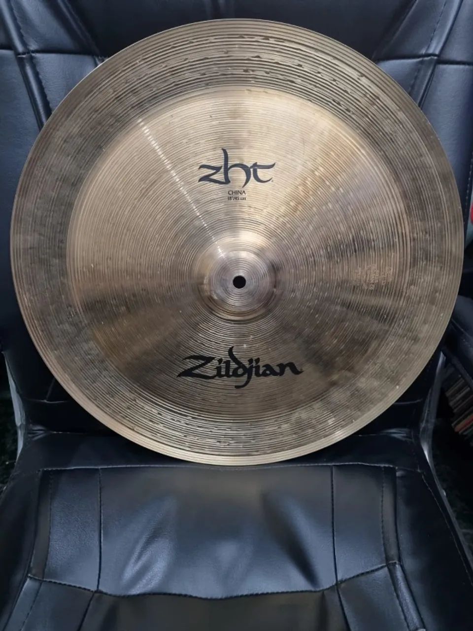 PRATO CHINA ZILDJIAN ZHT 18 POLEGADAS POUCO USO - Foto 3