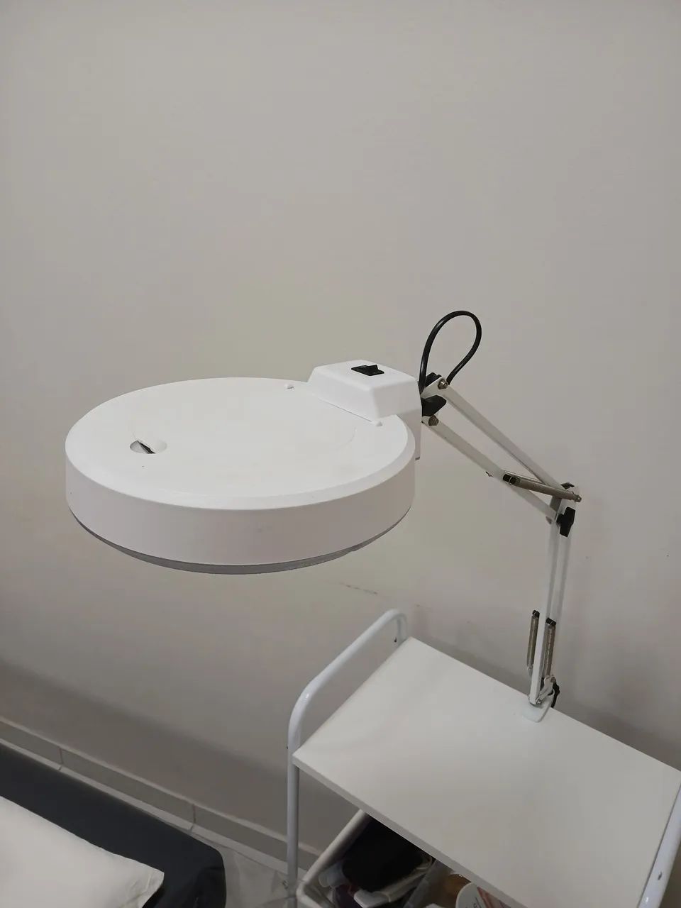 Lupa articulada de bancada com led - Foto 3