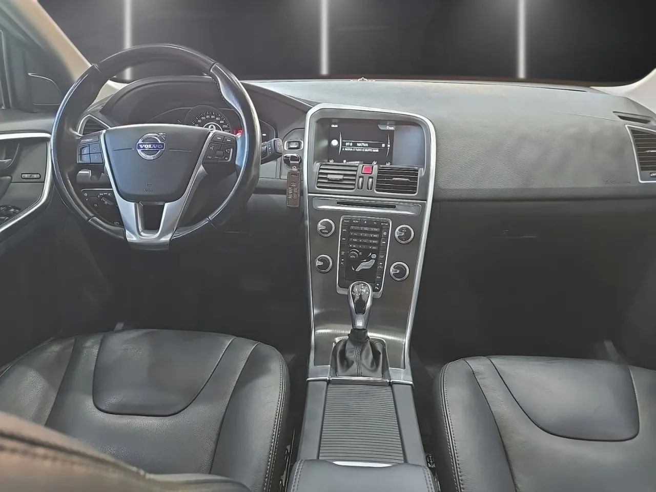 Volvo XC 60 T-5 R-DESIGN 2.0 FWD 5p, foto 11 de 13