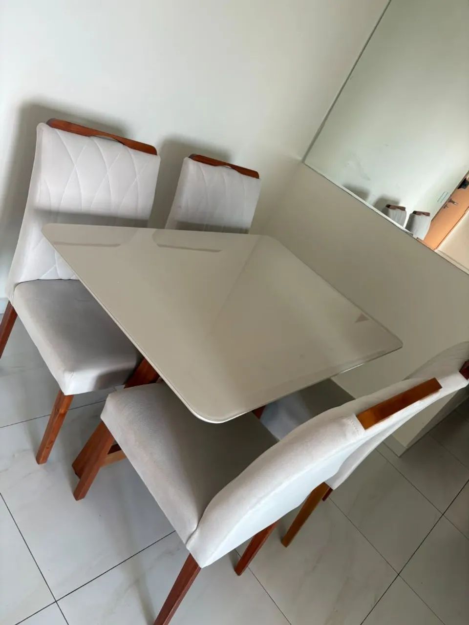 Mesa com 4 cadeiras