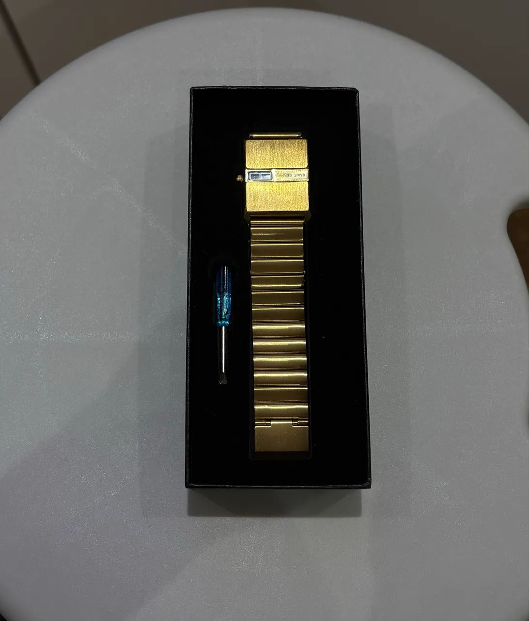 Relógio Saint Germain Dourado - Elegância e Sofisticação 