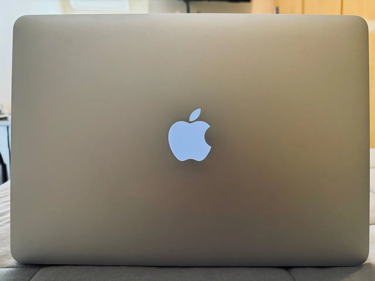 Macbook Air SSD 500G , dial core i7 , 8 G Ram
