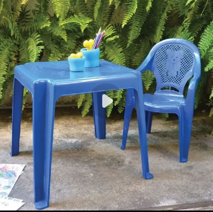 Mesa infantil azul com 1 cadeira