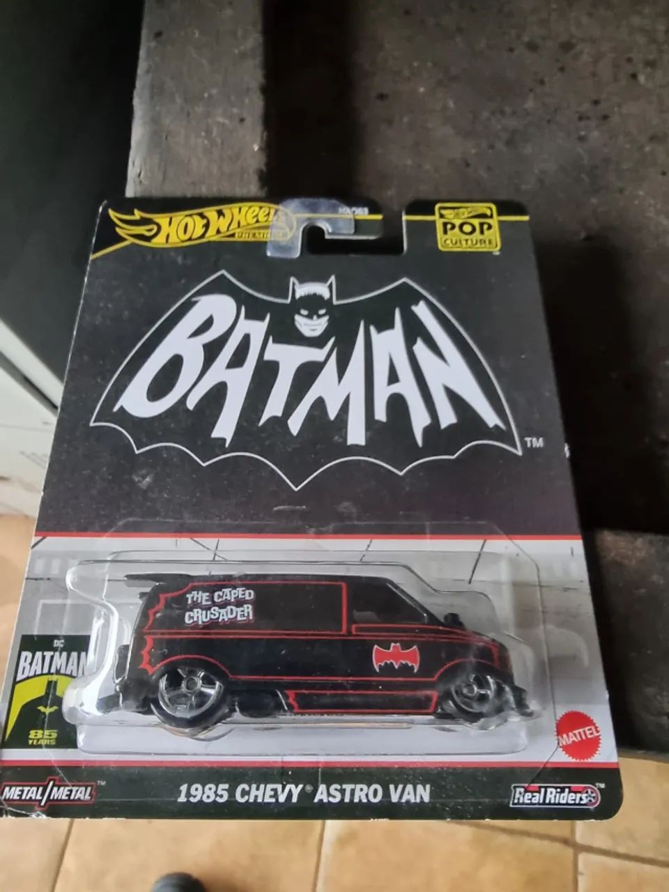 Hot Wheels Premium Pop Culture 1985 Chevy Astro Van com temática do Batman