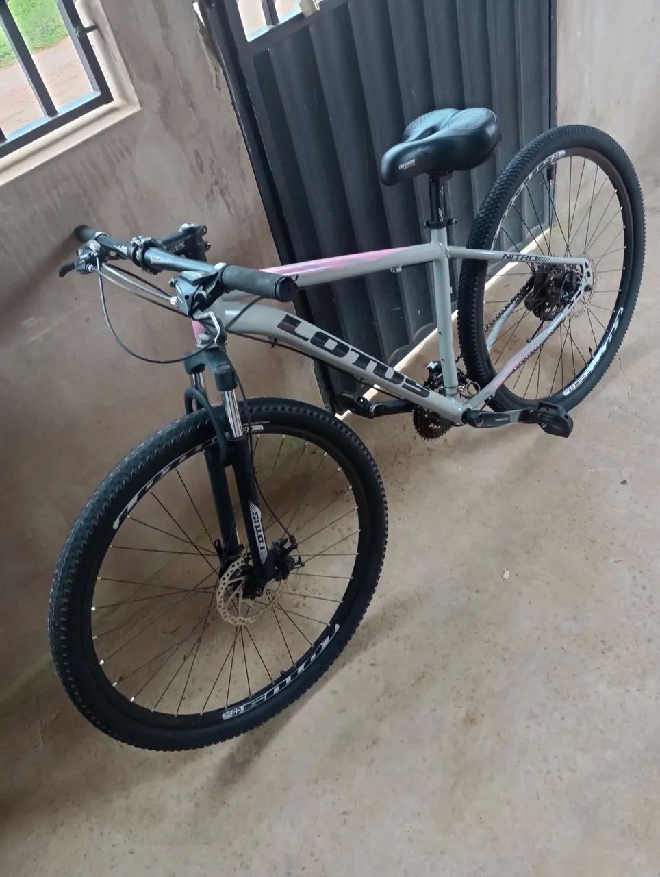 Bicicleta lutus semi nova poucas marcas de uso  - Foto 2