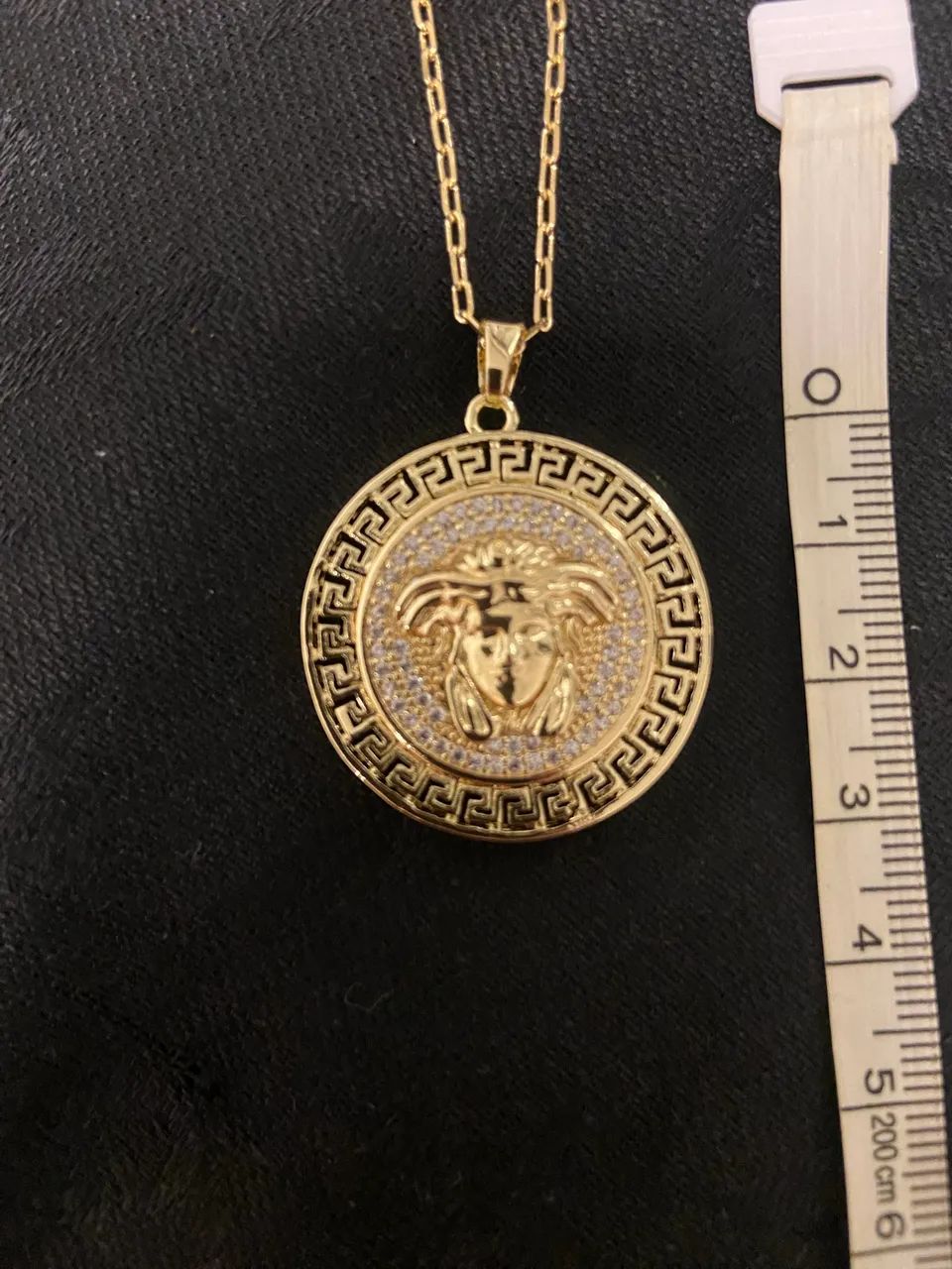 Colar dourado com pedras brancas medusa Versace  - Foto 2
