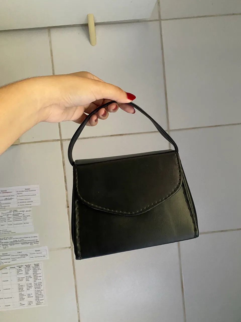 Bolsa pequena preta com avaria na alça 