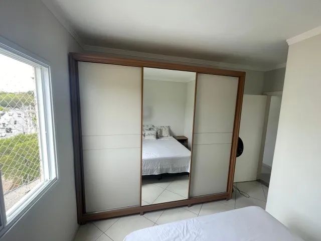 Armário três portas com espelho