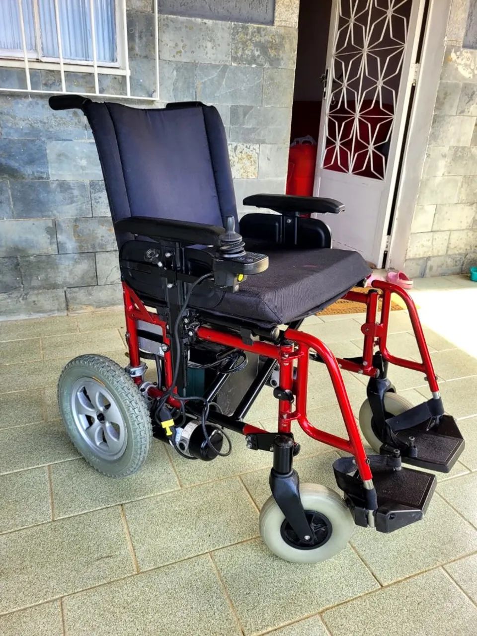 Vendo cadeira de rodas motorizada  - Foto 2