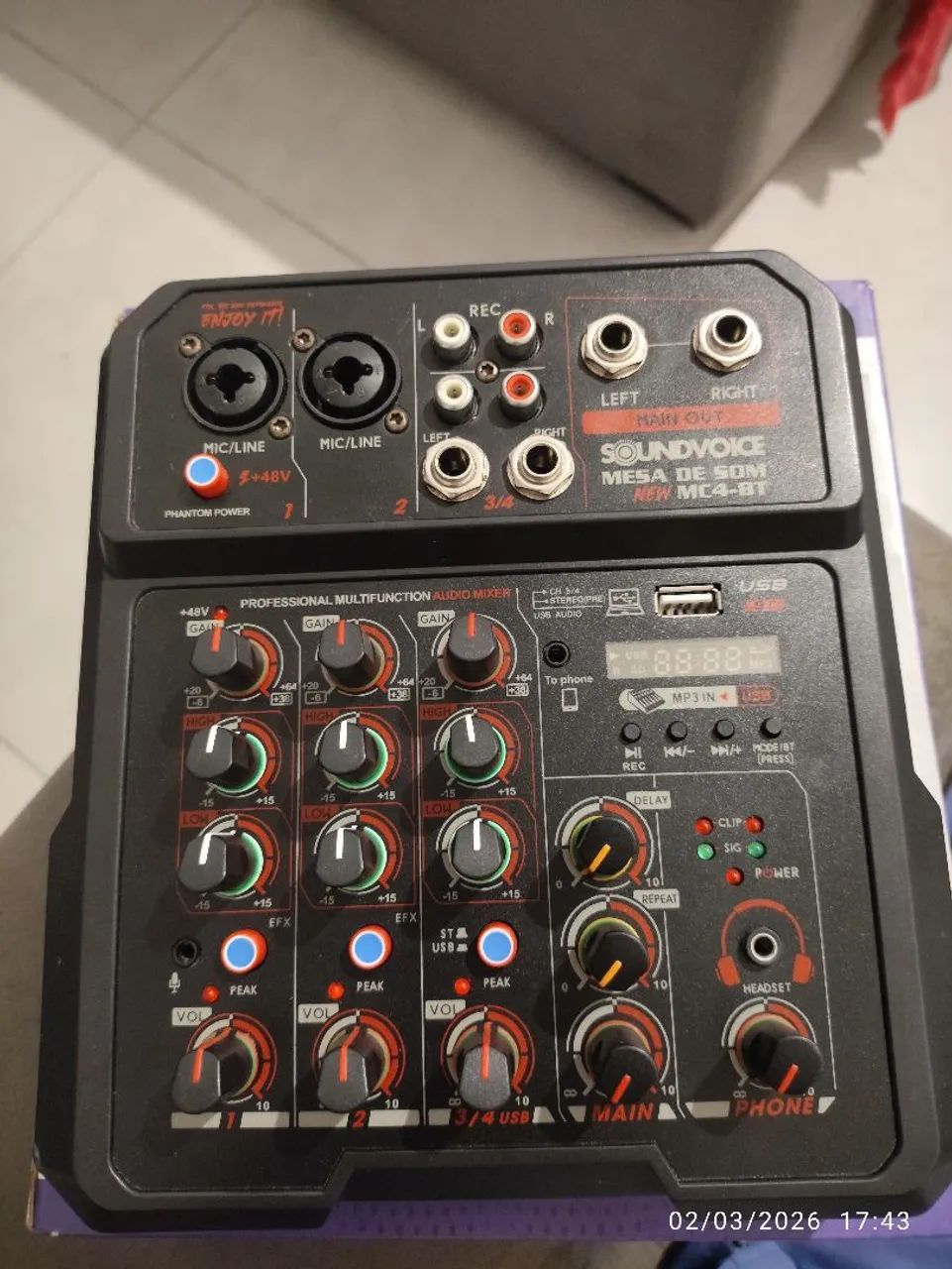 Mesa de som e interface de áudio. - Foto 3