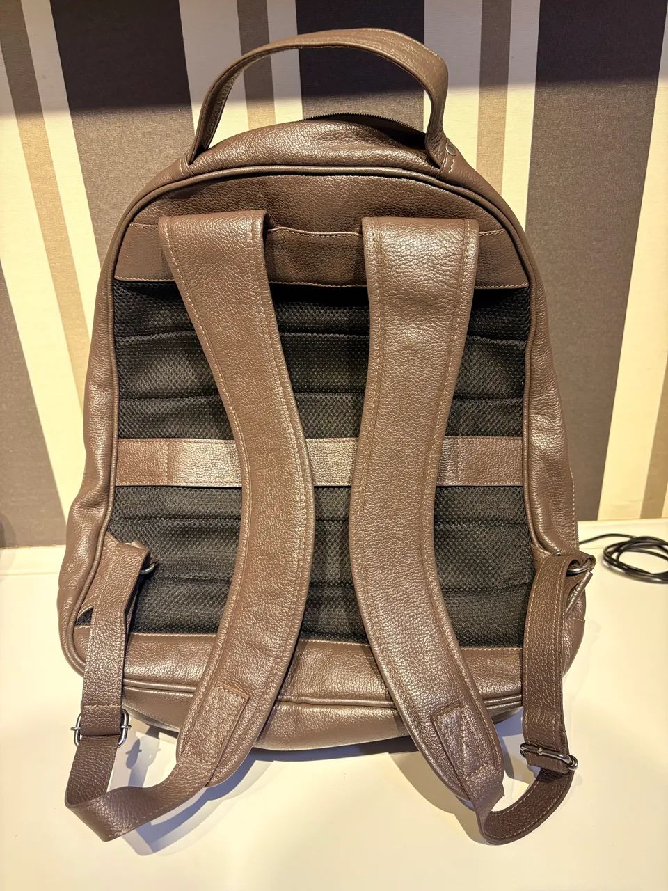 Mochila de Couro - Mr. Cat - Marrom - Foto 3