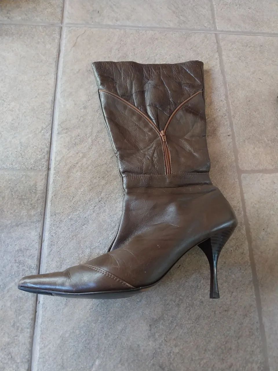 2 botas couro forradas tam 39 cores: preto e café  - Foto 4