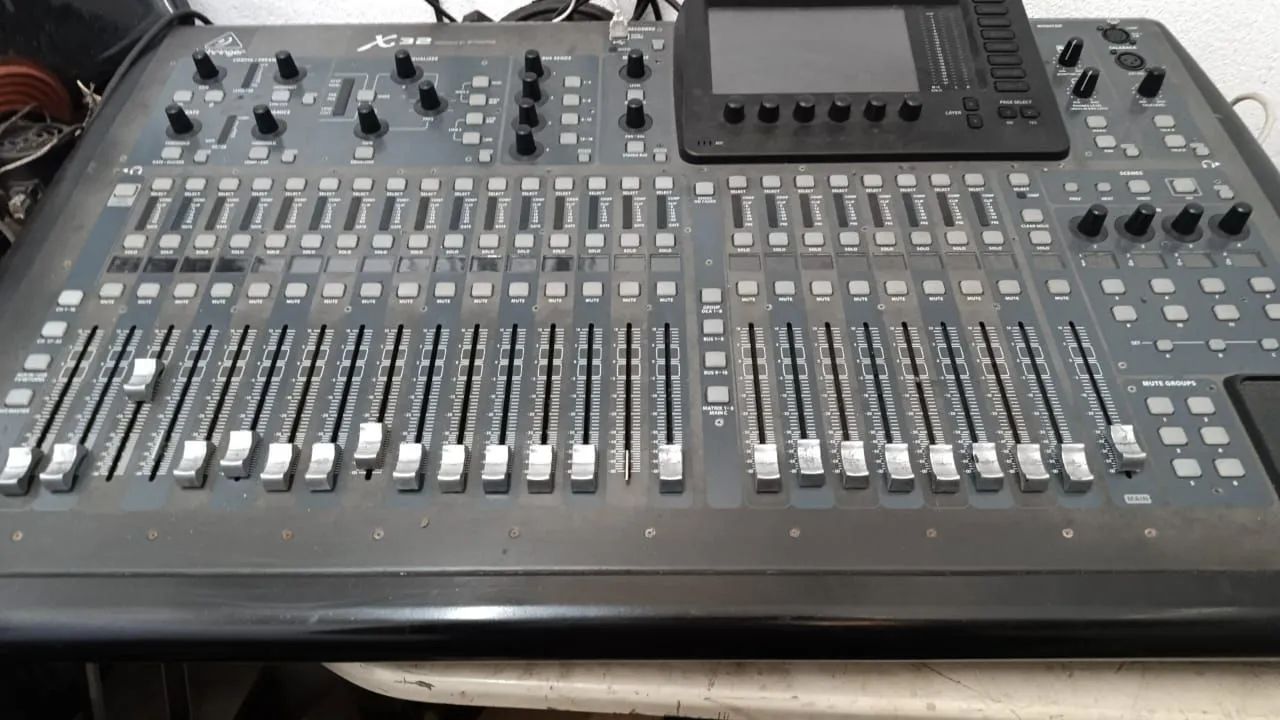 Mesa de som T32