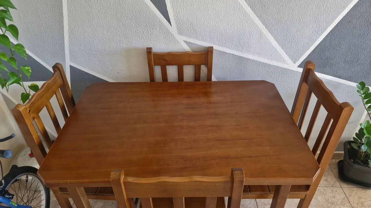 Mesa de madeira 4 lugares 
