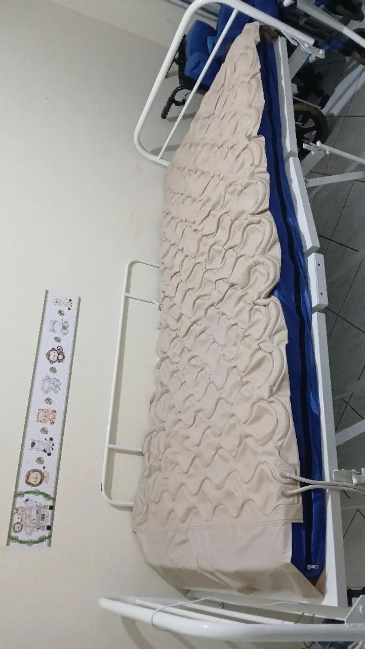 Cama hospitalar,  11 meses de uso.