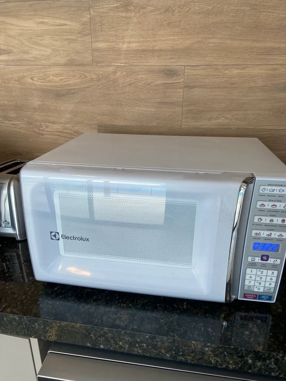 Microondas branco excelente. 220v