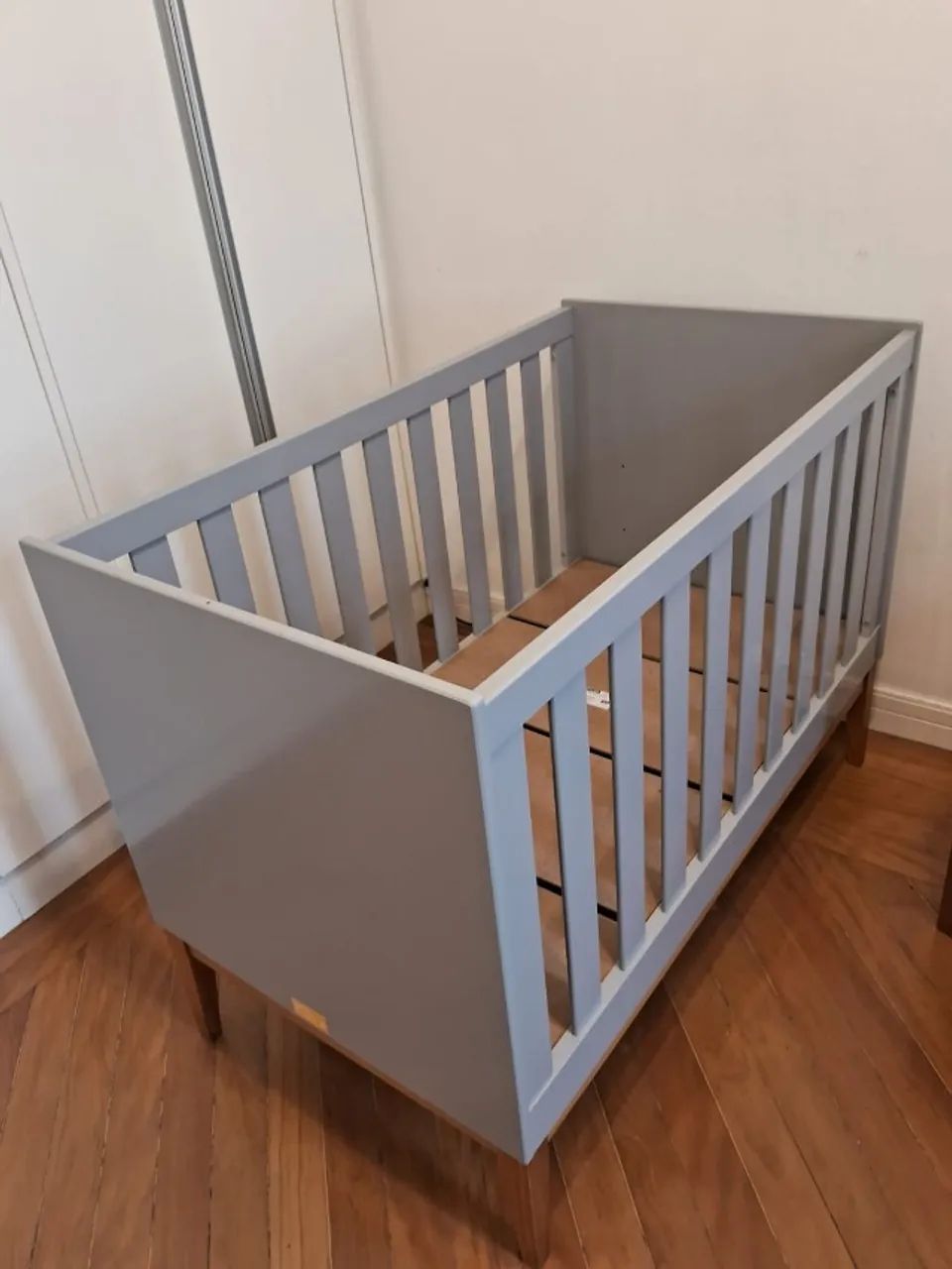 Berço de bebê com pouquíssimo uso, em excelente estado. Tem que retirar na minha casa